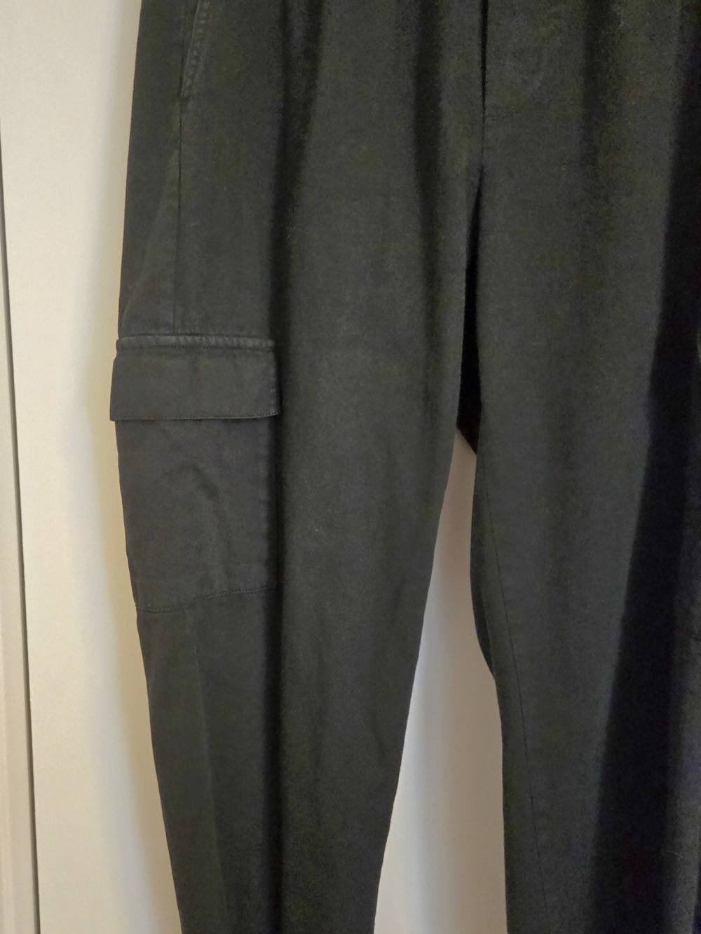 GAP Women's Twill Cargo Pants in Black - Picture 6 of 6
